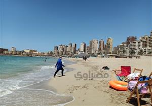 بالصور- "عوامات وكراسي".. مصيفون بمياه البحر في الإسكندرية رغم كورونا