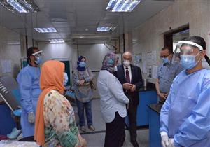 لقطع الطريق على تجار الأزمة.. "بهاء" يتبرع بالبلازما لمرضى كورونا في أسيوط -صور