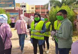 صور.. متطوعون يوزعون كمامات ومعقمات مجانًا علي طلبة الثانوي بالوادي الجديد