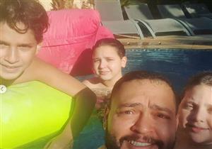  صور| أحمد رزق يستمتع بأجواء الصيف مع أولاده في "حمام السباحة"