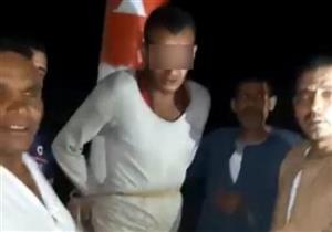 اتهموه بسرقة عنب.. حبس 8 أشخاص جردوا شابًا من ملابسه وعذبوه في البحيرة