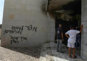 مستوطنون يحرقون مسجدا ويخطون شعارات عنصرية على جدرانه