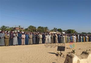أهالي نجع حمادي يشيعون جثماني شابين قتلا بالرصاص في السعودية- صور
