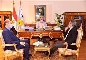 صور.. محافظ أسيوط يناقش مشاكل واحتياجات المستثمرين في المدن الصناعية