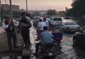 بالفيديو.. شلل مروري على الأوتوستراد بسبب كسر بماسورة صرف صحي