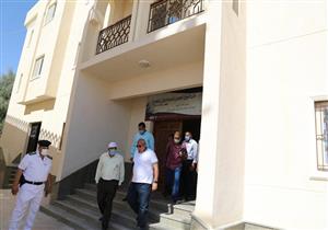  محافظ الوادي الجديد يتفقد مسجد الحصري وبنك مصر بالفرافرة 