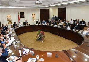 وزير الإسكان يلتقي مسئولي شركات المقاولات المُنفذة لمشروع  "كابيتال بارك"