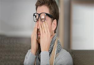 احذر.. 6 مخاطر تحدث لك عند فرك عينيك بكثرة