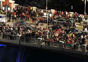 خالفوا الإجراءات.. المئات على كوبري ستانلي في ليلة رأس السنة (صور) 