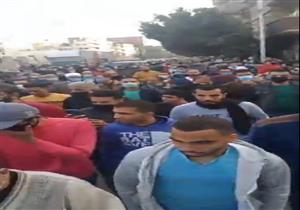 بالصور| حسن الرداد يحمل جثمان والدته لمثواها الأخير