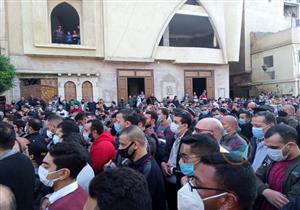 لحظة انهيار حسن الرداد خلال تشييع جثمان والدته - صور