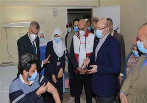 تطعيم أول عنصر من الطاقم الطبي بلقاح كورونا في بني سويف