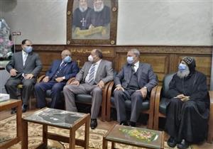 محافظ القليوبية ومدير الأمن يهنئان مطران بنها قبيل القداس (صور)