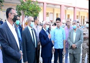 "الشهداء ماتوا علشان أنت تعيش".. توبيخ محافظ بورسعيد لتلميذ في طابور مدرسة.. والأخير يعتذر