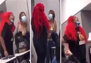 بالفيديو- معلمة أمريكية تخلع كمامتها عمدًا وتتنفس في وجه تلميذة 