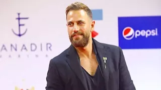 نيكولا معوض ببدلة غير تقليدية في ثاني أيام الجونة 