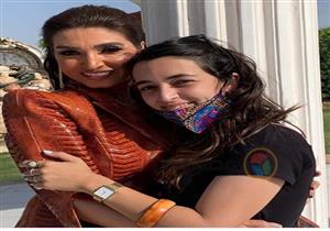 أول ظهور لـ روجينا وابنتها في الجونة.. إطلالة مختلفة على الريد كاربت