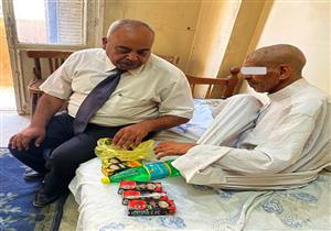 بعد تدخل المحافظ.. نقل مسن مشرد لدار رعاية المسنين بأسوان
