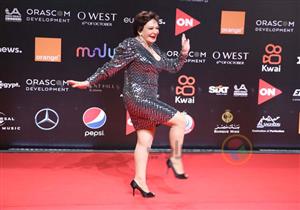 بالصور| لبلبة تؤدي حركة راقصة ونسرين طافش متألقة قبل عرض "ريش" في "الجونة السينمائي"