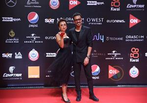 بالأسود.. أحمد داوود وعلا رشدي يخطفان الأنظار في خامس أيام الجونة