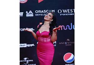 سمية الخشاب بإطلالة جذابة على ريد كاربت مهرجان الجونة: "تمام كده؟"