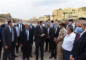 قبل افتتاحه بأيام.. رئيس الوزراء يتفقد منطقة الاكتشافات الأثرية بطريق الكباش