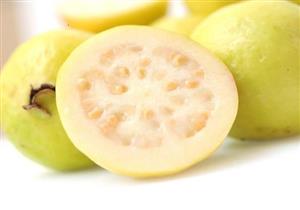 هل تناول بذور الجوافة يسبب انسداد الأمعاء؟