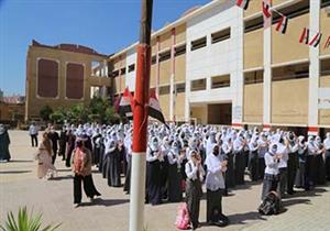 بالصور.. محافظ كفر الشيخ يشارك الطالبات تحية العلم 