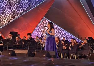 بالصور| وعد البحري تغني بدون موسيقى لابنها "يا عيون ماما" في "الموسيقى العربية"