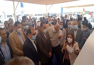 بالصور.. "مدبولي" يفتتح مشروع تحويل السيارات للعمل بالغاز الطبيعي في الوادي الجديد