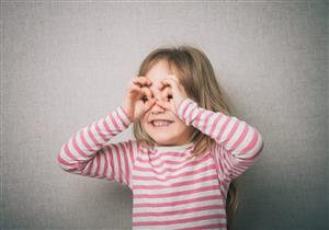 انتبهي.. 7 عادات خاطئة تهدد طفلِك بضعف النظر