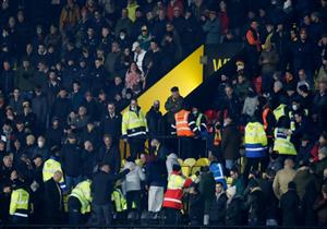 إيقاف مباراة واتفورد وتشيلسي لإسعاف أحد المشجعين بالمدرجات