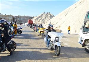 صور.. فريق دراجات آلية يُسوق للمقاصد السياحية في بورسعيد