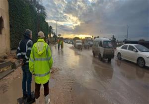 لليوم العاشر.. "صرف الإسكندرية" تدفع بـ 140 سيارة لرفع مياه الأمطار (صور)