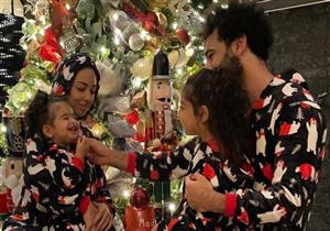 "بيجامة موحدة" أمام "شجرة الكريسماس".. محمد صلاح يحتفل بالعام الجديد مع عائلته