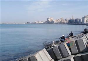 رغم التحذير من النوة.. طقس الإسكندرية مشمس ودرجة الحرارة مرتفعة- فيديو وصور