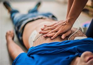 4 خطوات للتعامل مع حالات الإغماء المفاجئة.. واحذر القيام بهذه الأمور