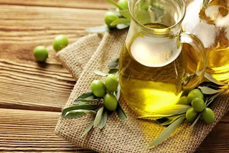 طبيبة توضح- فوائد تناول زيت الزيتون مع الزعتر للأطفال