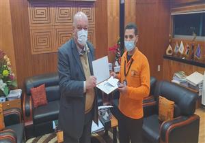 عثر على أموال وسلمها للشرطة.. مطار القاهرة يكرم عاملا أمينا