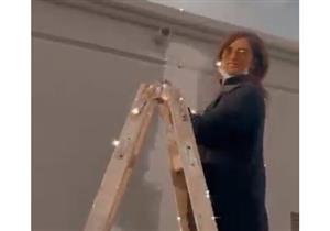 "بعمل كل حاجة بإيدي".. زينة تتحول لـ"نقاش" في منزلها (فيديو)