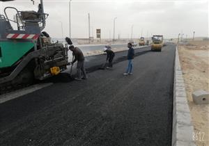 الإسكان: استكمال طبقة الأسفلت لازدواج الطريق الصحراوي الشرقي بمدينة المنيا الجديدة