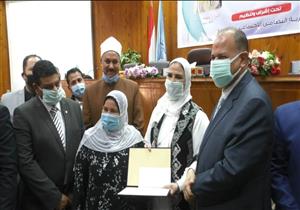 صور.. وزيرة التضامن ومحافظ أسيوط يكرمان الأمهات المثاليات