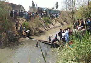 بالصور- جذوع نخيل وسط مياه الترعة.. قصة بسالة أهالي في نقل مصابي حادث القطارين