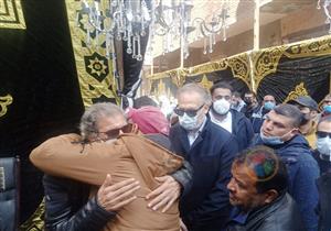 بالصور.. وزير القوى العاملة السابق يشارك في جنازة شقيق خالد يوسف