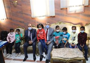 وزير القوى العاملة ومحافظ أسوان يوزعان "فوانيس رمضان" على الأيتام (صور)