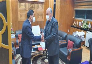 رئيس المطار يكرّم موظف رفض أخذ مبلغ مالي من راكب