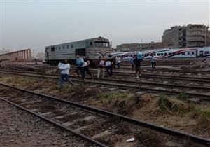 بالصور- بسبب حادث قطار طوخ.. ركاب قطار الصعيد ينتظرون في بنها 