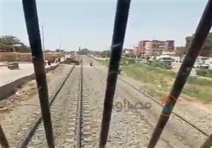 بالصور.. جرار يقتحم شريط السكة الحديد وسائق قطار يمنع وقوع كارثة