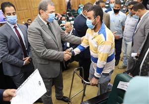 وزير القوى العاملة ومحافظ قنا يسلمان 40 عقد عمل لذوي الهمم والعزيمة