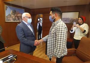 صور.. محافظ بورسعيد يقدم 10 آلاف جنيه لشابين أنقذا أسرة من الغرق